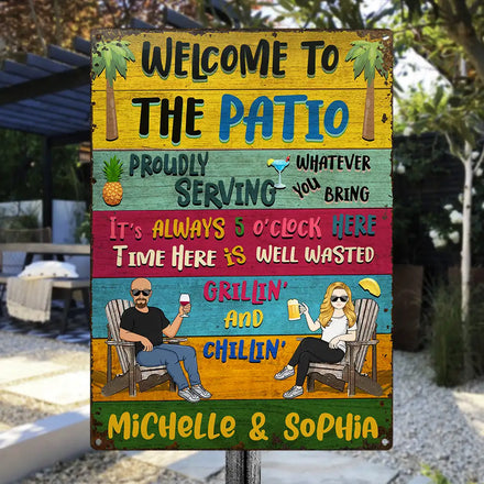 Patio Welcome Grilling Fièrement au service de tout ce que vous apportez Mari Femme Couple Célibataire - Panneau d'arrière-cour - Panneaux métalliques classiques personnalisés personnalisés