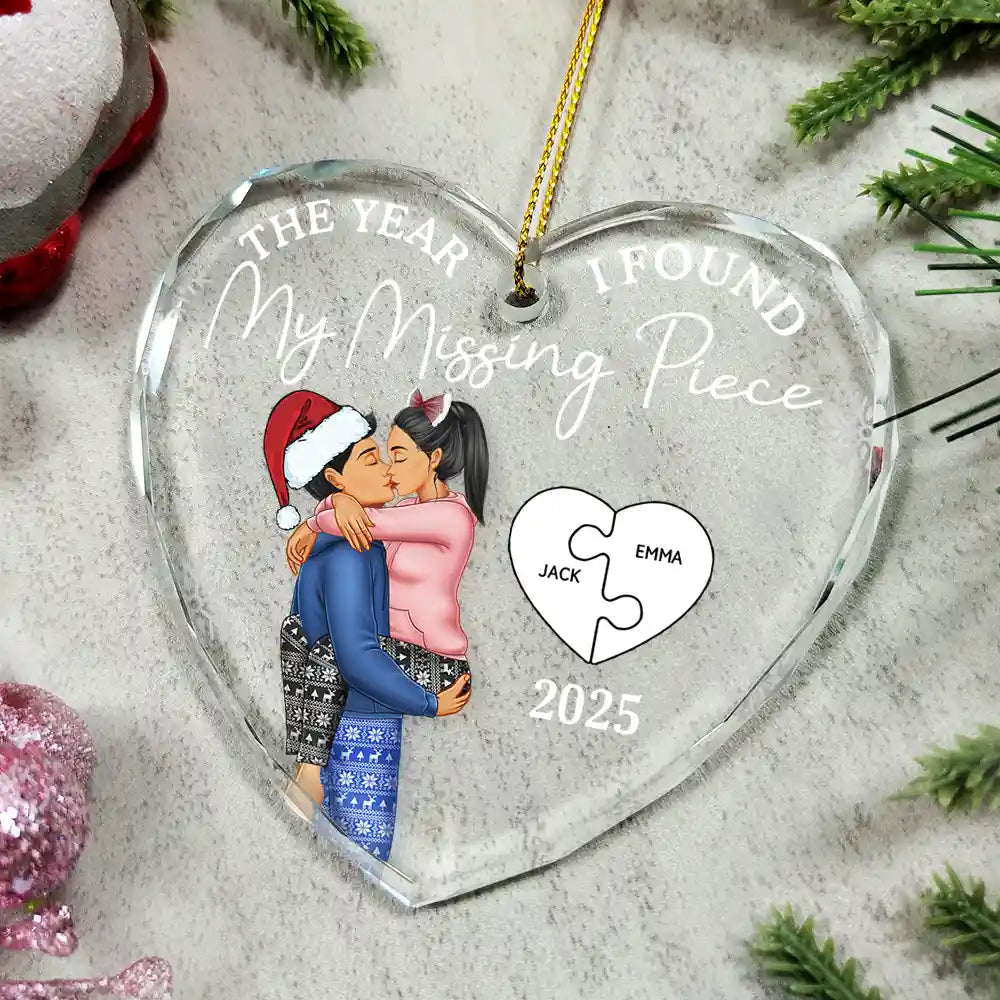 Love,Christmas,Gift For Wife,Gift For Husband,Gift For Couples,Gift For Girlfriend,Gift For Boyfriend - The Year I Found My Missing Piece Kissing Couples - Personalized Heart Shaped Glass Ornament