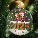 Family,Gift For Grandparents,Parents,Gift For Kids,Happy,Christmas,Non-Eng - 3D Effect Christmas Family And Dog Cat - Personalized Circle Glass Ornament