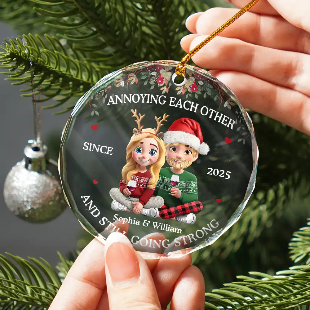 Gift For Husband, Gift For Wife, Gift For Boyfriend, Gift For Girlfriend, Love, Gift For Couples, Christmas - 3D Effect Couple Annoying Each Other - Personalized Circle Glass Ornament