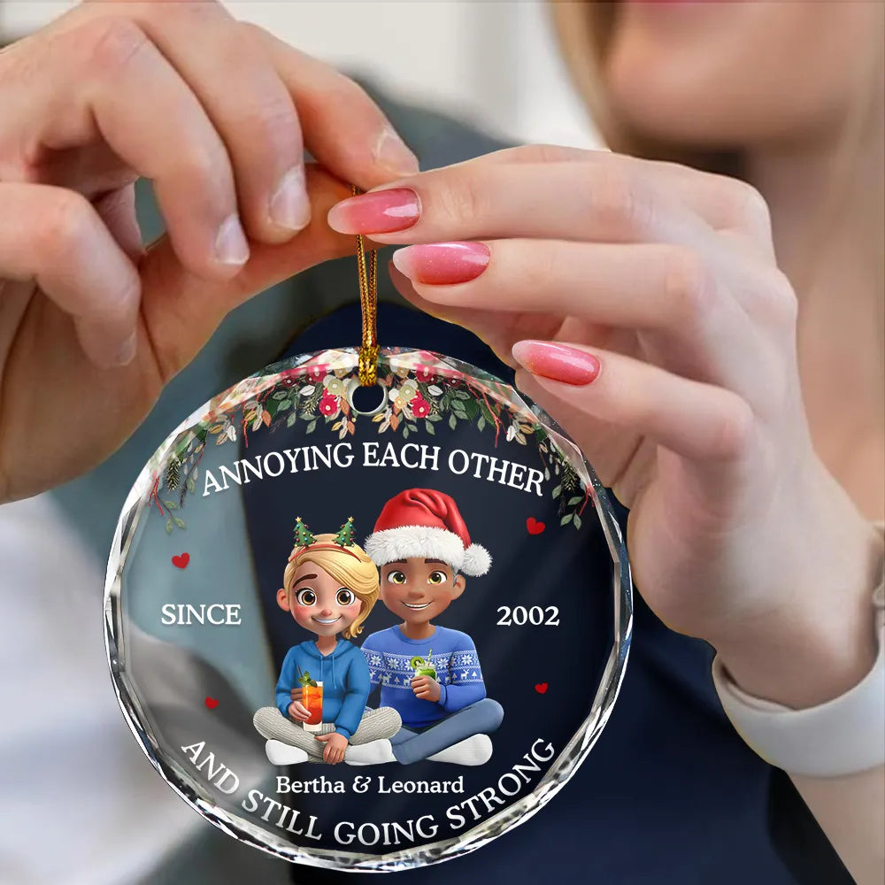 Gift For Husband, Gift For Wife, Gift For Boyfriend, Gift For Girlfriend, Love, Gift For Couples, Christmas - 3D Effect Couple Annoying Each Other - Personalized Circle Glass Ornament