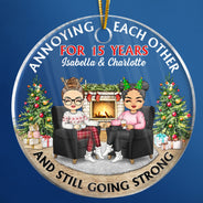 Famille de Noël Chibi Couple s'agaçant mutuellement depuis - Cadeau pour couples - Ornement acrylique personnalisé en forme de cercle