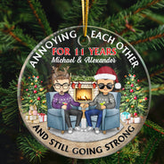 Famille de Noël Chibi Couple s'agaçant mutuellement depuis - Cadeau pour couples - Ornement acrylique personnalisé en forme de cercle