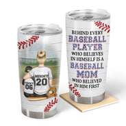 Une maman de baseball derrière chaque joueur de baseball - Cadeau d'anniversaire et d'amour pour une maman de baseball - Gobelet personnalisé