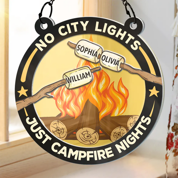 Pas de lumières de la ville, juste des nuits de feu de camp en couple - Attrape-soleil personnalisé en acrylique à suspendre à une fenêtre
