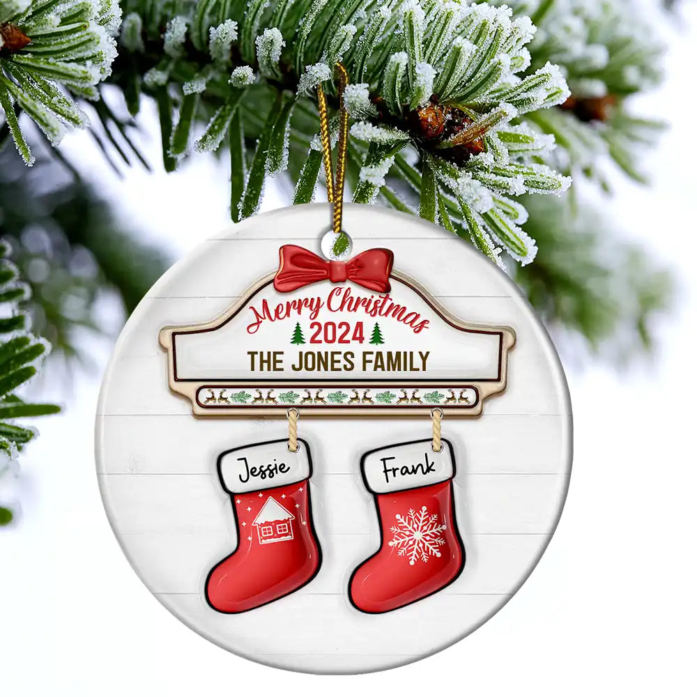 Chaussette rouge familiale « Joyeux Noël 2024 » - Ornement en céramique personnalisé avec effet gonflé 3D 