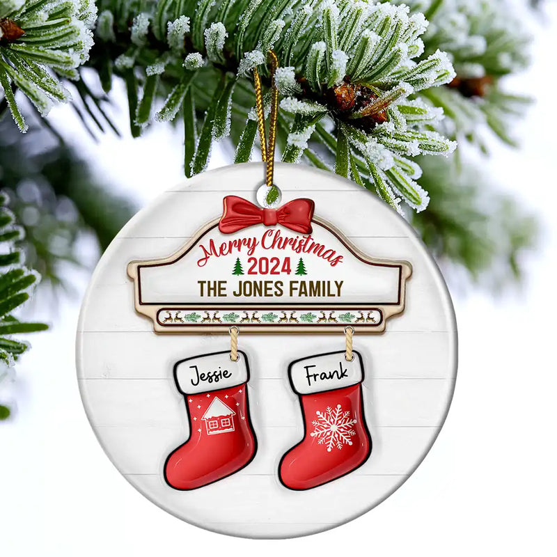 Chaussette rouge familiale « Joyeux Noël 2024 » - Ornement en céramique personnalisé avec effet gonflé 3D 