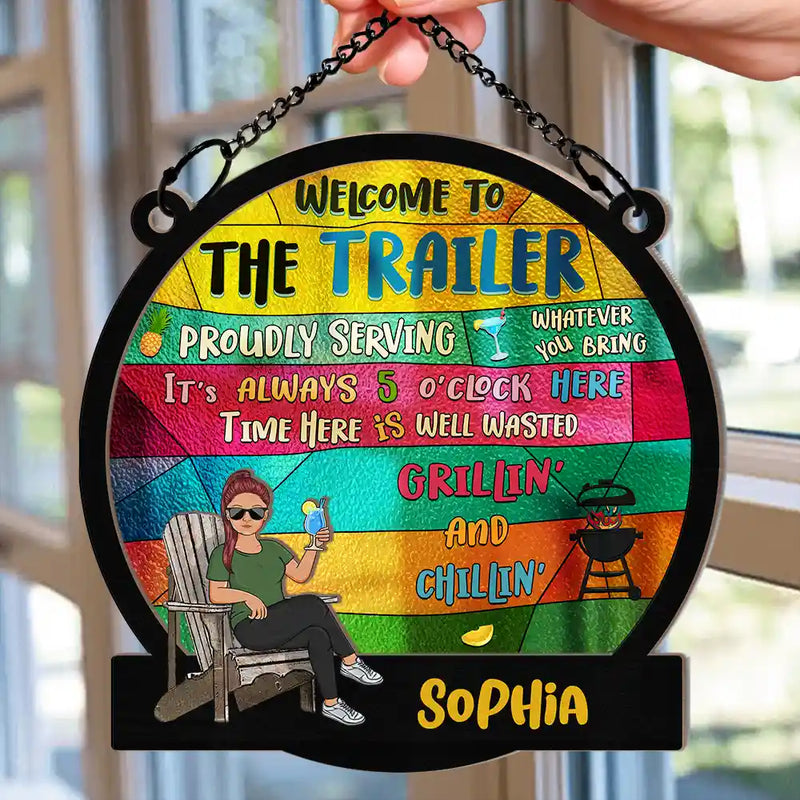 Patio Welcome Grilling Fièrement au service de ce que vous apportez - Ornement attrape-soleil personnalisé à suspendre à la fenêtre