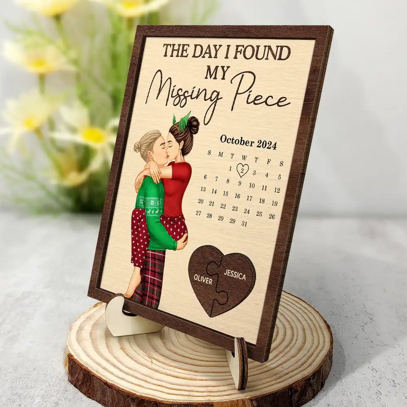Christmas,Love,Gift For Couples,Gift For Husband,Gift For Wife,Gift For Boyfriend,Gift For Girlfriend,Anniversary - The Day I Found My Missing Piece Kissing Couples Calendar - Personalized 2-Layered Wooden Plaque With Stand