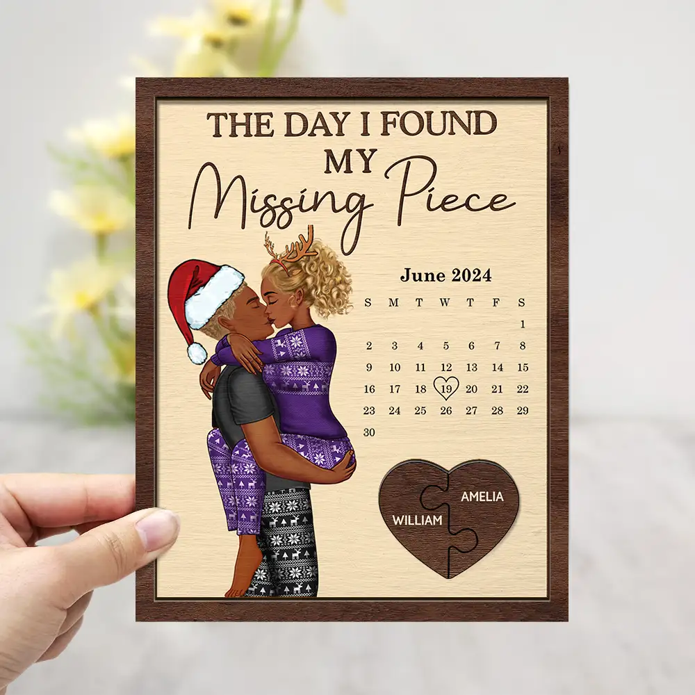 Christmas,Love,Gift For Couples,Gift For Husband,Gift For Wife,Gift For Boyfriend,Gift For Girlfriend,Anniversary - The Day I Found My Missing Piece Kissing Couples Calendar - Personalized 2-Layered Wooden Plaque With Stand