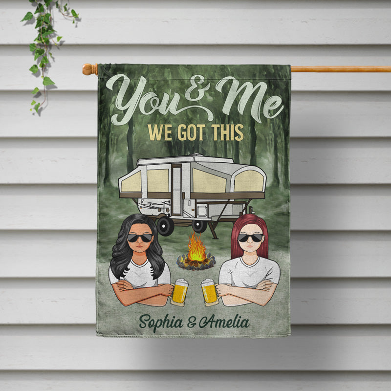 Conduisez lentement, les campeurs ivres comptent ! Couple de camping - Drapeau personnalisé