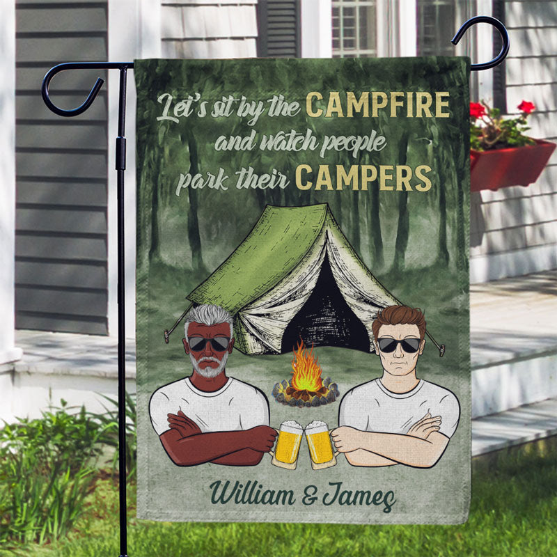 Conduisez lentement, les campeurs ivres comptent ! Couple de camping - Drapeau personnalisé
