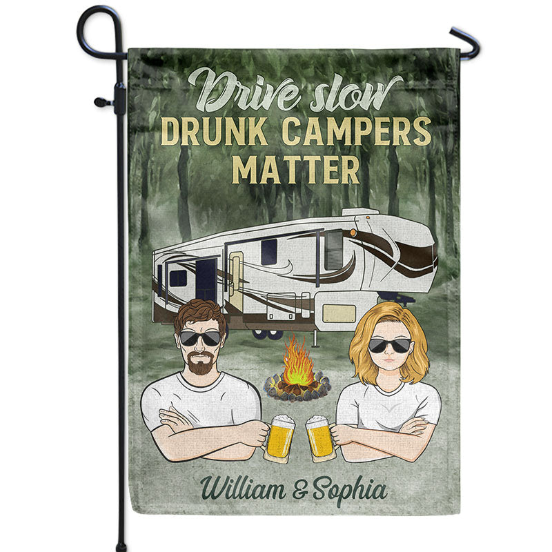 Conduisez lentement, les campeurs ivres comptent ! Couple de camping - Drapeau personnalisé