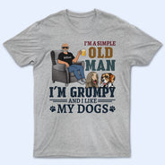 Je suis un vieil homme simple, je suis grincheux et j'aime mes chiens - Cadeau pour les papas de chiens - T-shirt personnalisé