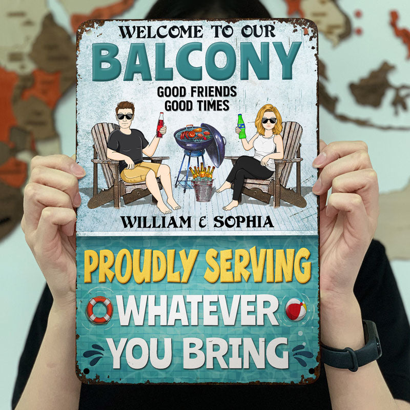 Grillades au bord de la piscine où les voisins écoutent de la bonne musique Couple mari femme - Panneau d'arrière-cour - Panneaux métalliques classiques personnalisés