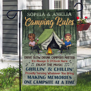 Règles de camping : conduisez lentement, les campeurs ivres comptent. Couple chibi - Cadeau de camping - Drapeau personnalisé
