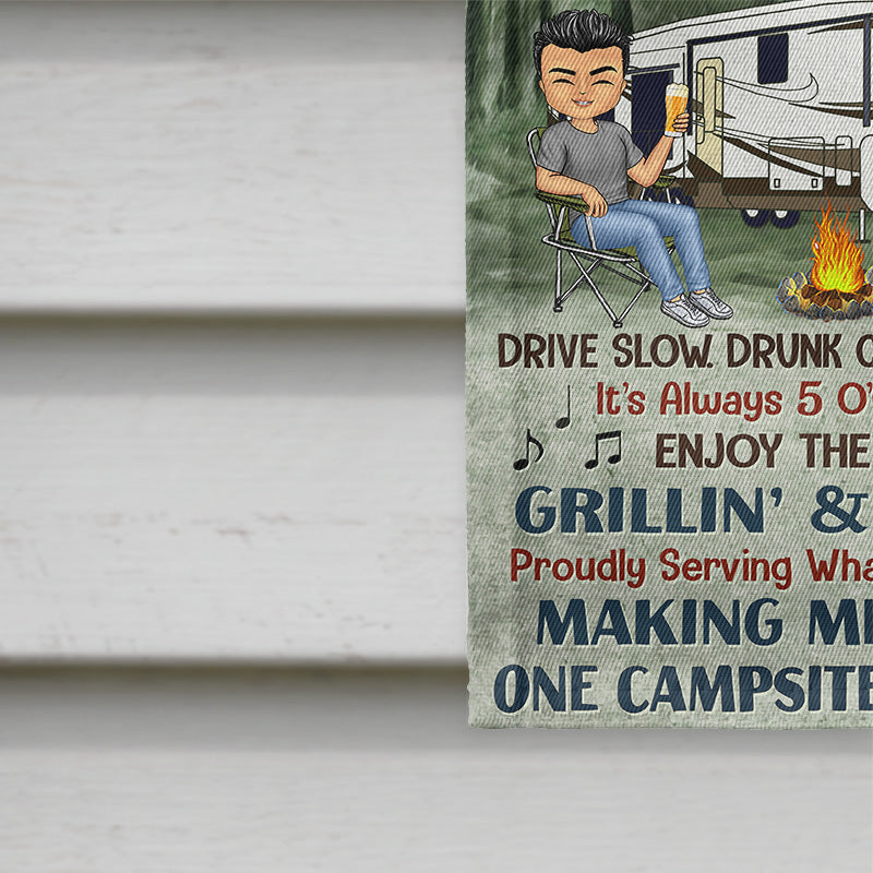 Règles de camping : conduisez lentement, les campeurs ivres comptent. Couple chibi - Cadeau de camping - Drapeau personnalisé