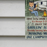 Règles de camping : conduisez lentement, les campeurs ivres comptent. Couple chibi - Cadeau de camping - Drapeau personnalisé