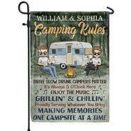 Règles de camping : conduisez lentement, les campeurs ivres comptent. Couple chibi - Cadeau de camping - Drapeau personnalisé