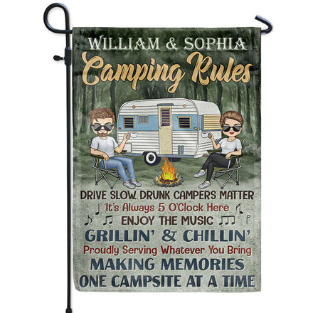 Règles de camping : conduisez lentement, les campeurs ivres comptent. Couple chibi - Cadeau de camping - Drapeau personnalisé