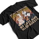 Chat de dessin animé amusant facilement distrait par les chats et l'alcool - Cadeau pour les amoureux des chats - T-shirt personnalisé