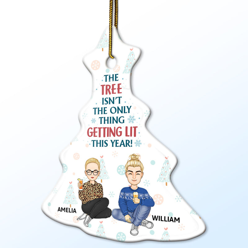 L'arbre n'est pas la seule chose qui s'allume - Cadeau de Noël pour meilleur ami, frère, collègue, meilleur ami - Ornement d'arbre en céramique personnalisé