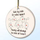 Côte à côte ou à des kilomètres de distance - Cadeau de Noël pour la famille - Ornement en céramique rond personnalisé