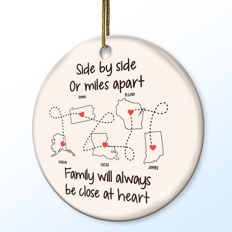 Côte à côte ou à des kilomètres de distance - Cadeau de Noël pour la famille - Ornement en céramique rond personnalisé