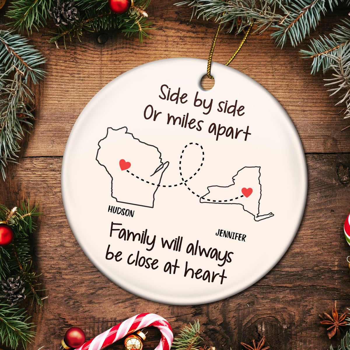 Côte à côte ou à des kilomètres de distance - Cadeau de Noël pour la famille - Ornement en céramique rond personnalisé