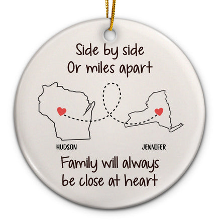 Côte à côte ou à des kilomètres de distance - Cadeau de Noël pour la famille - Ornement en céramique rond personnalisé