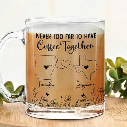 Jamais trop loin pour prendre un café ensemble, mes amis ! Tasse en verre personnalisée
