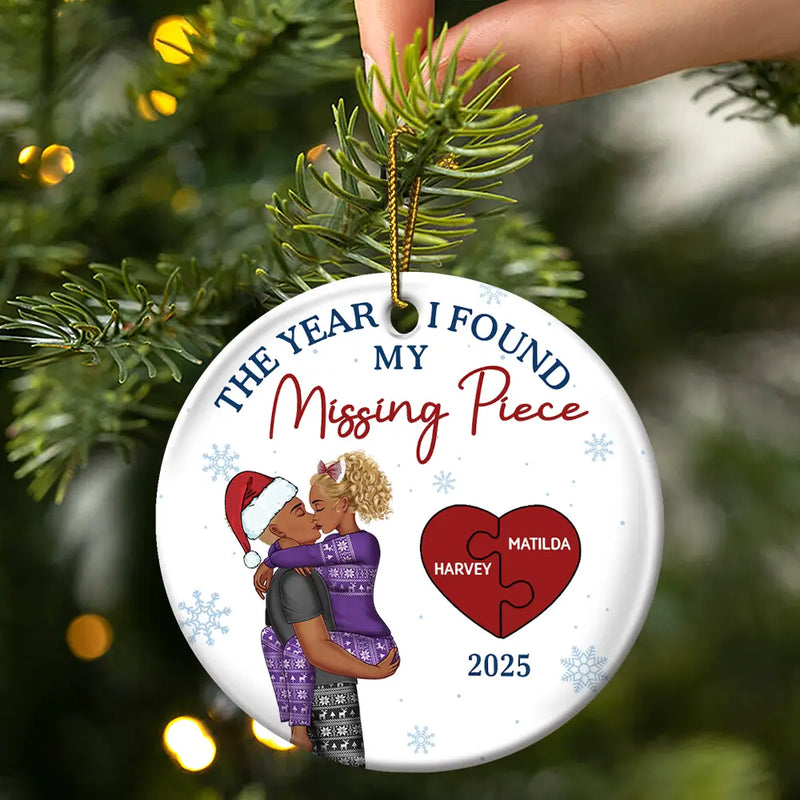 Love,Christmas,Gift For Wife,Gift For Husband,Gift For Couples,Gift For Boyfriend,Gift For Girlfriend - The Year I Found My Missing Piece Kissing Couple - Personalized Circle Ceramic Ornament