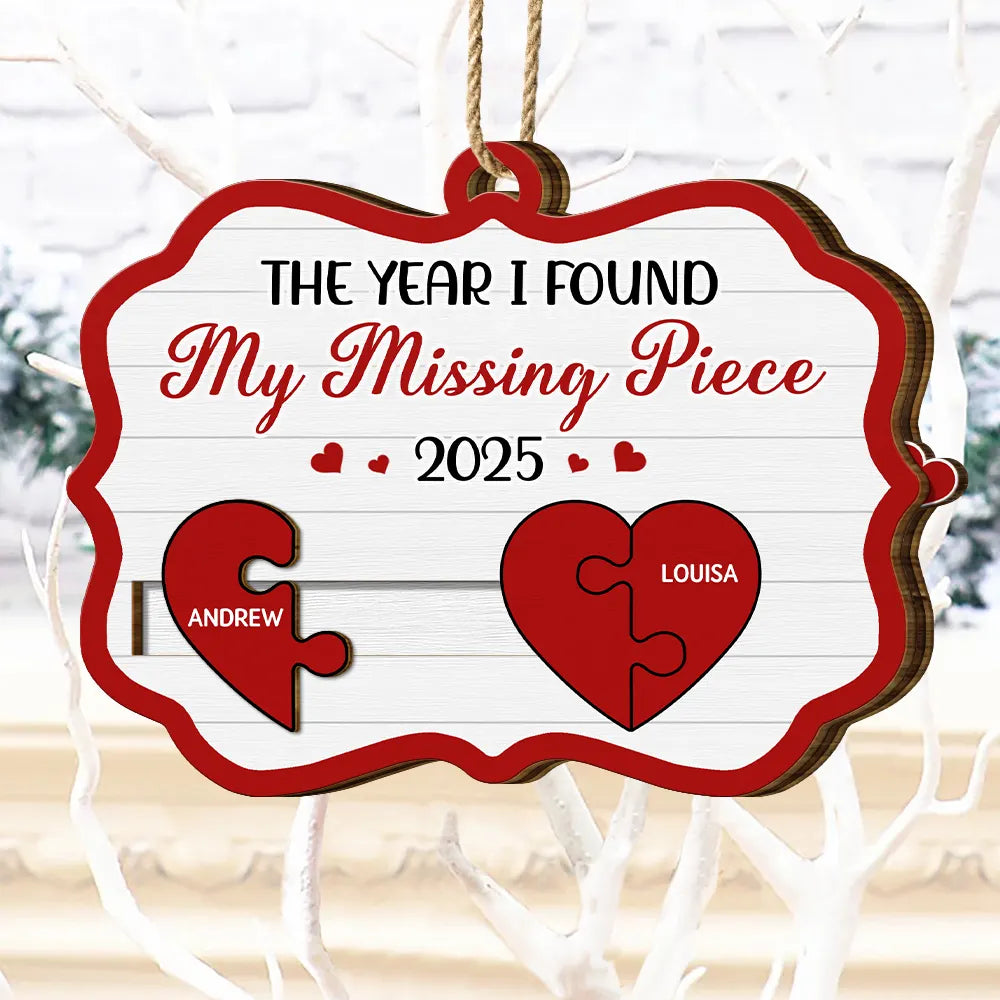 Old Couples,Gift For Husband,Gift For Wife,Gift For Boyfriend,Gift For Girlfriend,Christmas,Love - The Year I Found My Missing Piece Kissing Couples - Personalized Wooden Slide Ornament