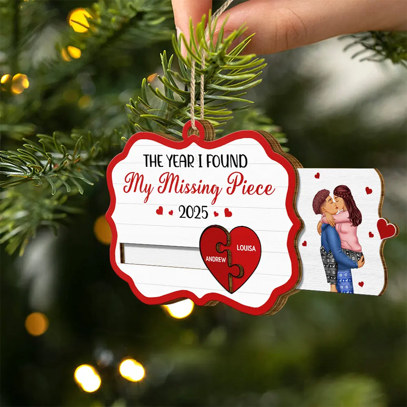 Old Couples,Gift For Husband,Gift For Wife,Gift For Boyfriend,Gift For Girlfriend,Christmas,Love - The Year I Found My Missing Piece Kissing Couples - Personalized Wooden Slide Ornament