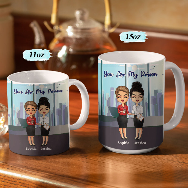 Le travail nous a fait devenir collègues, employés de bureau - Cadeau pour les meilleures amies - Tasse blanche personnalisée bord à bord