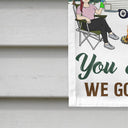 Asseyons-nous près du feu de camp et regardons les gens garer leurs camping-cars Mari Femme Camping - Cadeau de couple - Drapeau personnalisé personnalisé