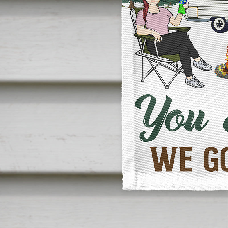 Asseyons-nous près du feu de camp et regardons les gens garer leurs camping-cars Mari Femme Camping - Cadeau de couple - Drapeau personnalisé personnalisé