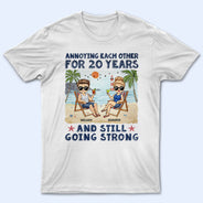 Couple s'ennuyant mutuellement à la plage - Cadeau pour couple - T-shirt personnalisé