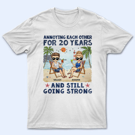Couple s'ennuyant mutuellement à la plage - Cadeau pour couple - T-shirt personnalisé