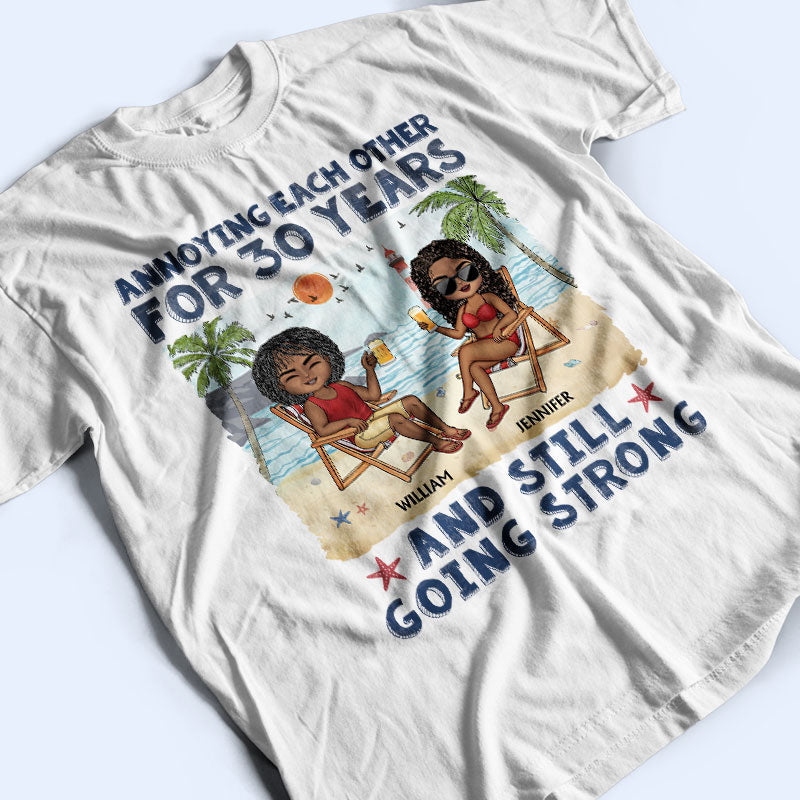 Couple s'ennuyant mutuellement à la plage - Cadeau pour couple - T-shirt personnalisé