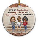 Nous ne sommes pas Sugar And Spice And Everything Nice, nous sommes Sage And Hood, les meilleurs amis de Noël - Cadeau Bestie BFF - Ornement en céramique personnalisé en cercle