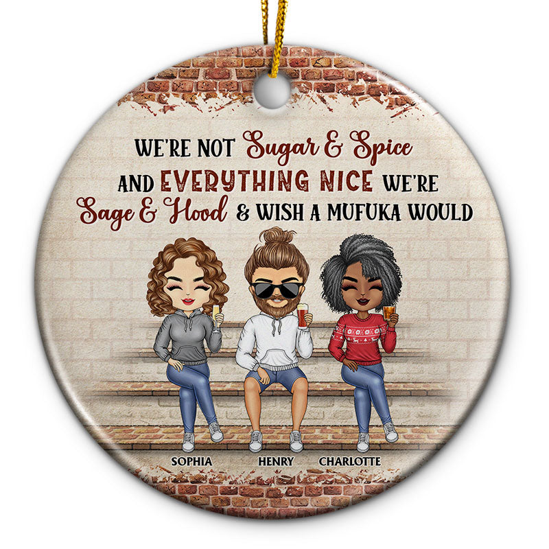 Nous ne sommes pas Sugar And Spice And Everything Nice, nous sommes Sage And Hood, les meilleurs amis de Noël - Cadeau Bestie BFF - Ornement en céramique personnalisé en cercle