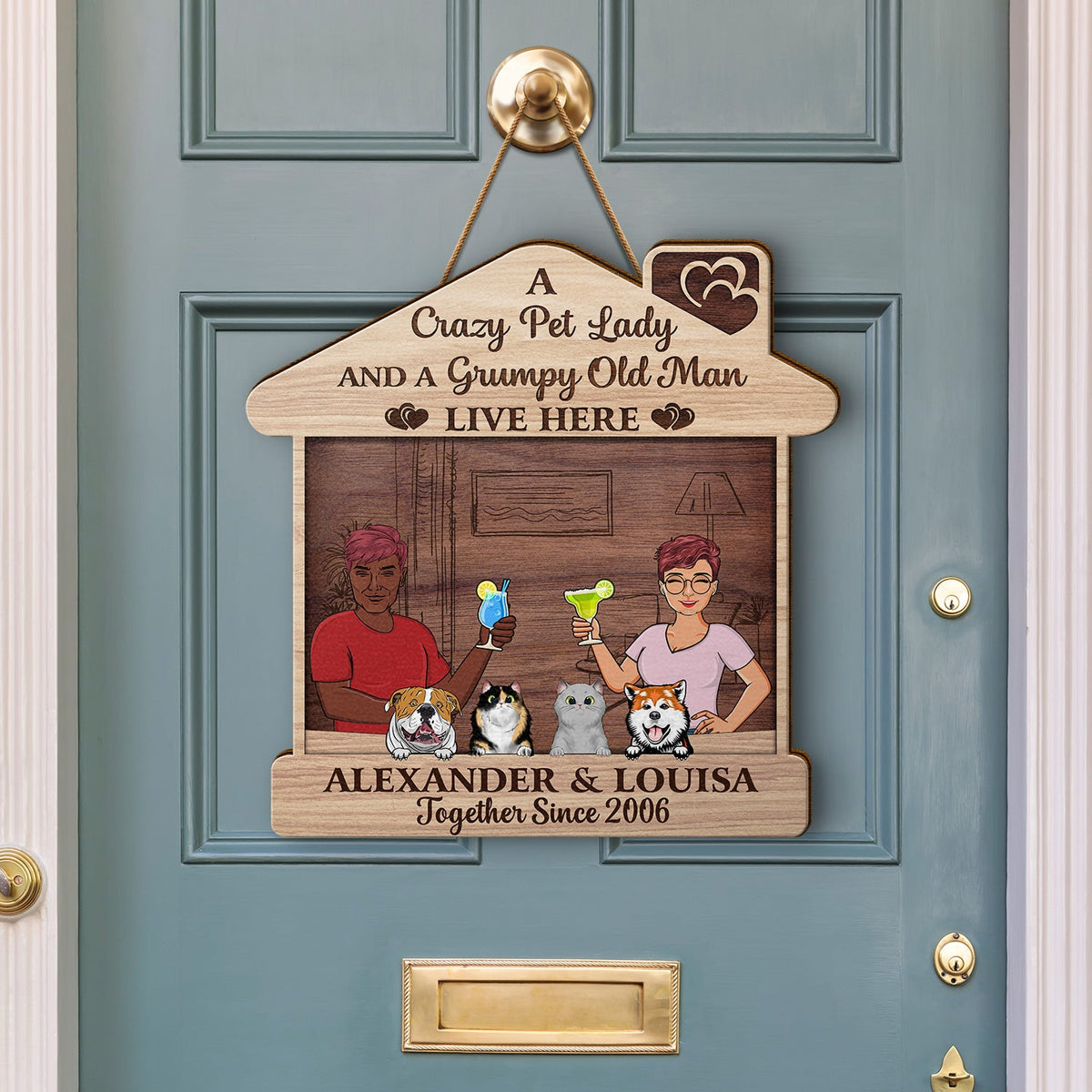 Un couple de famille avec un chien fou, une dame aux chats et un vieil homme grincheux vivent ici - Cadeau d'extérieur pour les amoureux des animaux - Panneau en bois personnalisé en forme de cœur