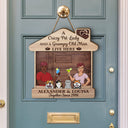 Un couple de famille avec un chien fou, une dame aux chats et un vieil homme grincheux vivent ici - Cadeau d'extérieur pour les amoureux des animaux - Panneau en bois personnalisé en forme de cœur