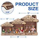 Un couple de famille avec un chien fou, une dame aux chats et un vieil homme grincheux vivent ici - Cadeau d'extérieur pour les amoureux des animaux - Panneau en bois personnalisé en forme de cœur