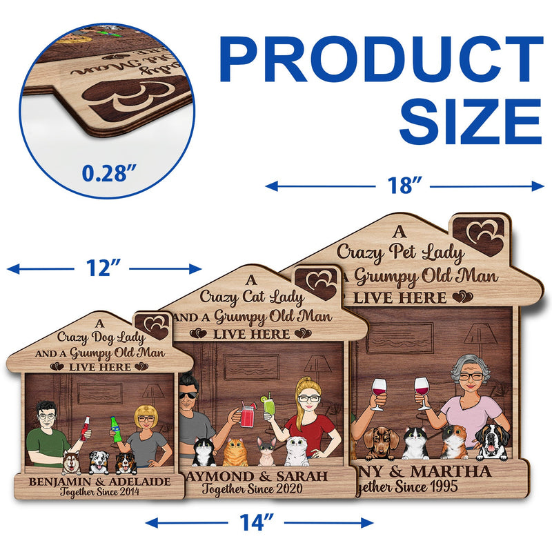 Un couple de famille avec un chien fou, une dame aux chats et un vieil homme grincheux vivent ici - Cadeau d'extérieur pour les amoureux des animaux - Panneau en bois personnalisé en forme de cœur