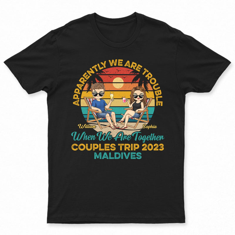 Voyage en couple Apparemment, nous sommes Trouble Beach - Anniversaire, vacances, cadeau amusant pour couples, famille - T-shirt personnalisé
