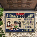 Attention, une dame folle aux chiens et ses chiens vivent ici - Paillasson personnalisé 