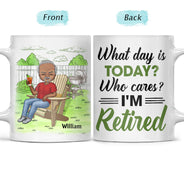 Quel jour sommes-nous aujourd'hui, qui s'en soucie ? Cadeau de retraite – Mug blanc personnalisé bord à bord