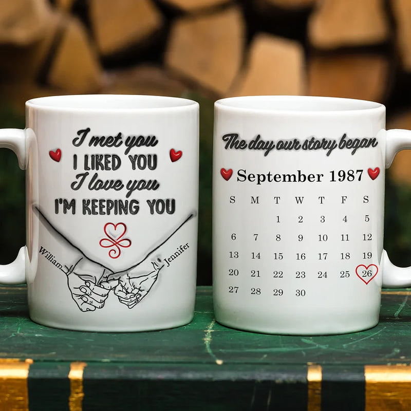Top Market,Wedding Anniversary,Old Couples,Romantic,Gift For Couples,Calendar - Calendar Couple Holding Hands I Met You Liked You Love You 3D Inflated Effect - Personalized White Edge-to-Edge Mug